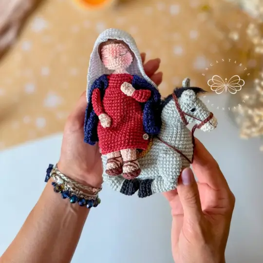 Nossa Senhora grávida sentada